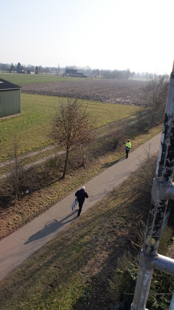 Leo en Gert bezig met de 160m dipool.